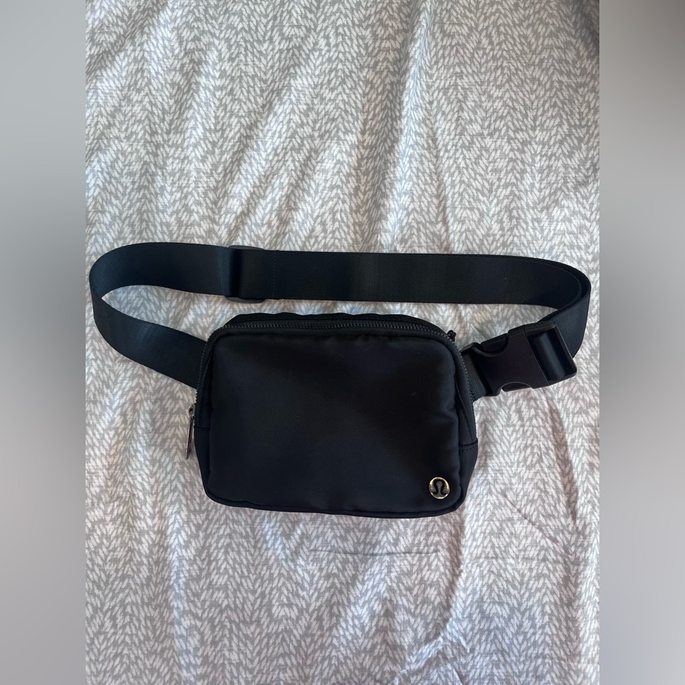 Lululemon Everywhere Belt Bag